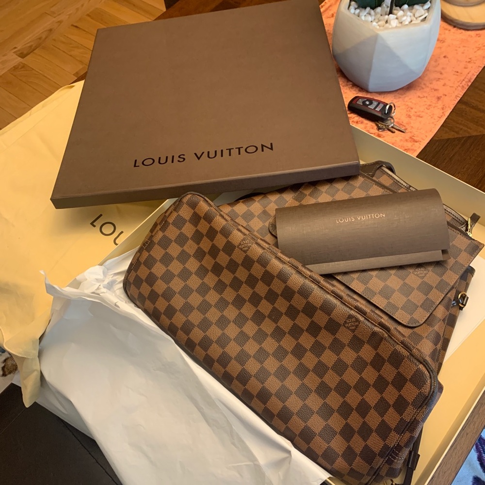 LV bag and hand wristlet